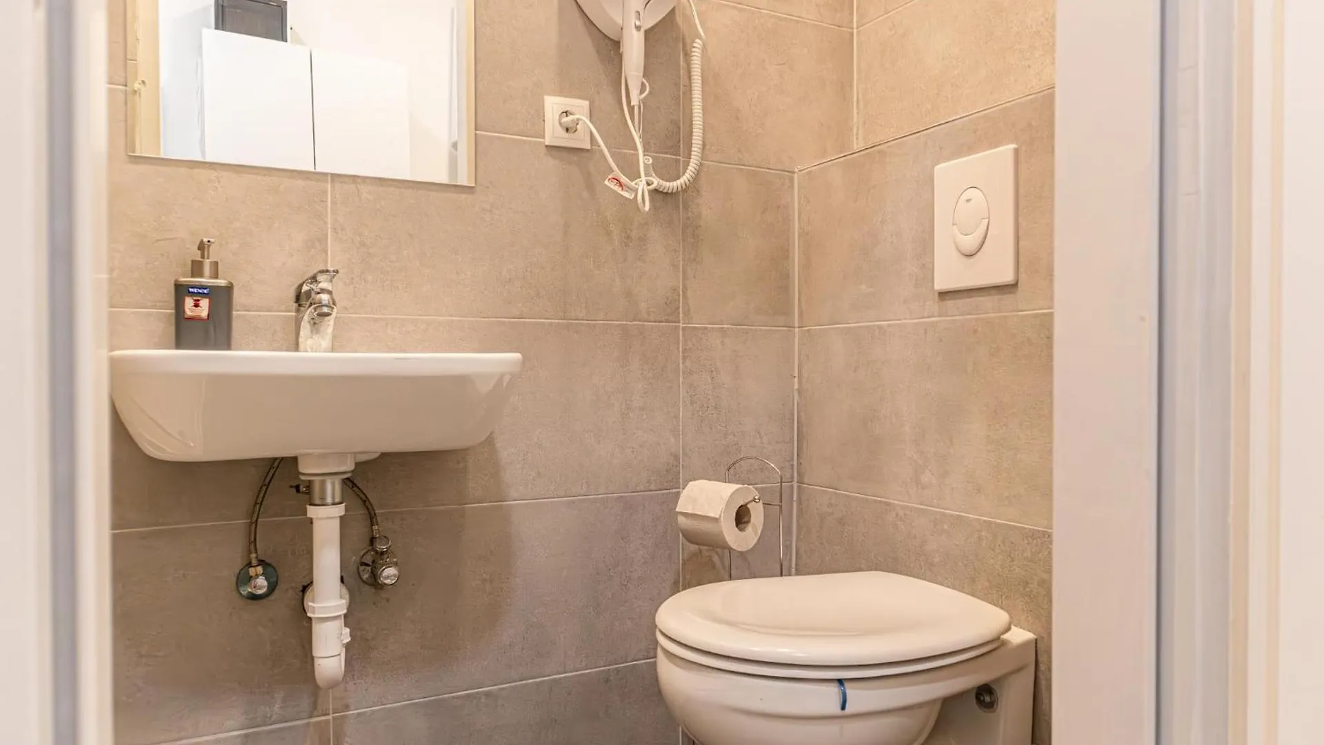 Neighboring 3 Apts.- Ideal For Families & Friends Vienna Apartment